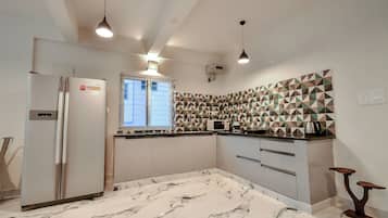 Deluxe Room, Balcony, City View | Shared kitchen facilities | Full-sized fridge, microwave, cookware/dishes/utensils
