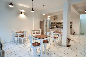 Habitación Deluxe, balcón, vistas a la ciudad | Cocina compartida | Frigorífico grande, microondas y utensilios de cocina