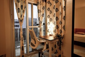 Standardzimmer, Balkon, Stadtblick | Schreibtisch, laptopgeeigneter Arbeitsplatz, Bügeleisen/Bügelbrett