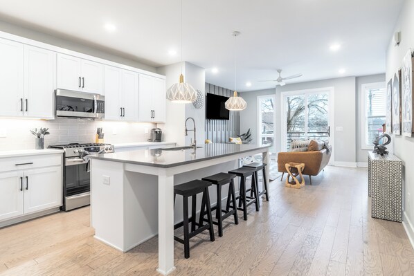 Frigorífico, microondas, horno y placa de cocina