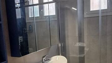 Doccia, asciugacapelli, bidet, asciugamani