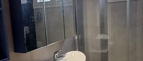 Douche, sĂšche-cheveux, bidet, serviettes fournies
