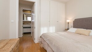 A bedroom with a bed, a wardrobe, and a bedside table with a lamp. - La Ronda C diz in Jerez de la Frontera (Jerez de la Frontera)