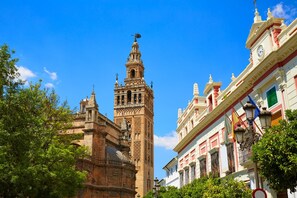 A historic building with a prominent tower and a clock tower. - Divina in Sevilla With 1 Bedrooms and 1 Bathrooms (Seville)