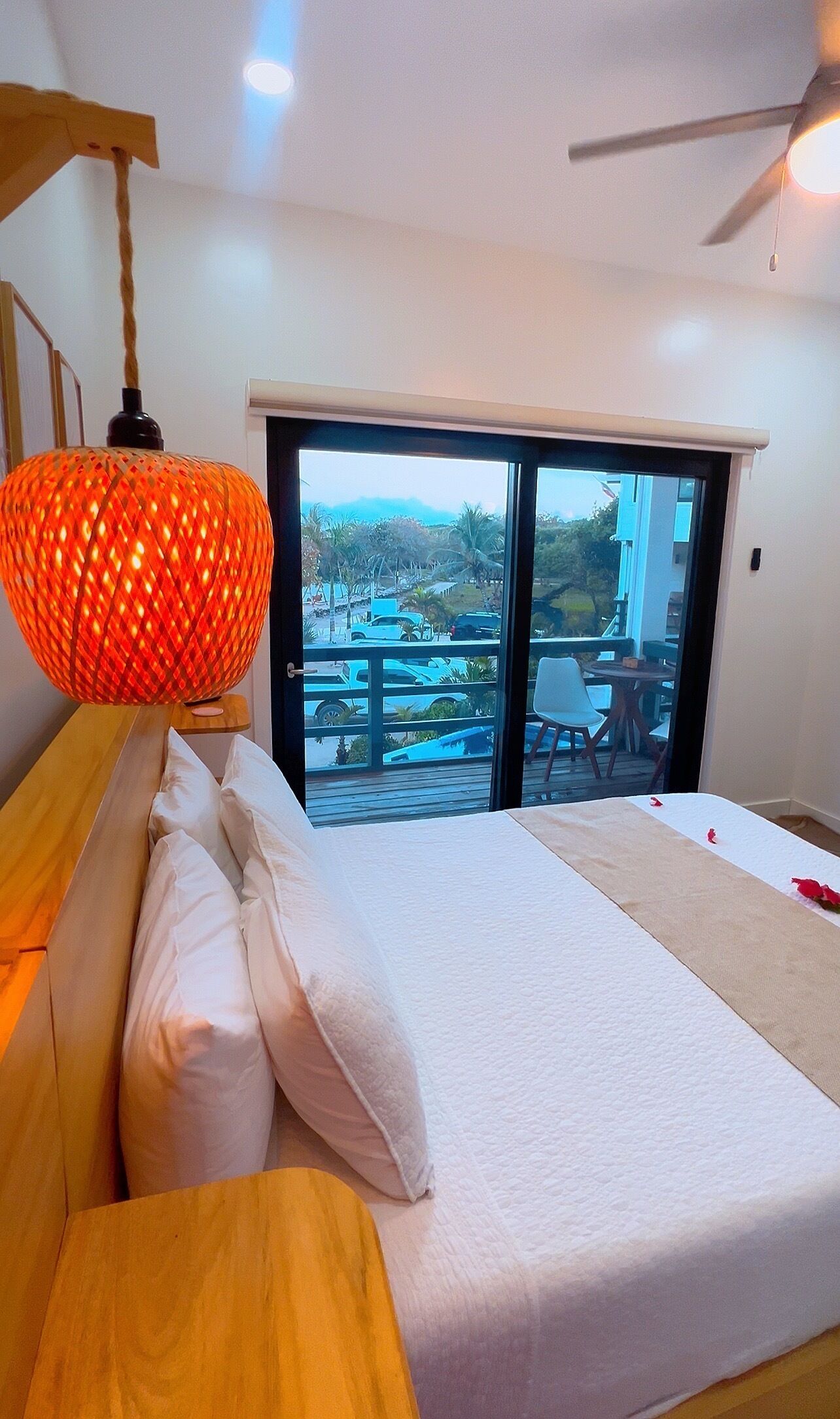 Seprai premium, brankas, tirai kedap cahaya, dan setrika/meja setrika