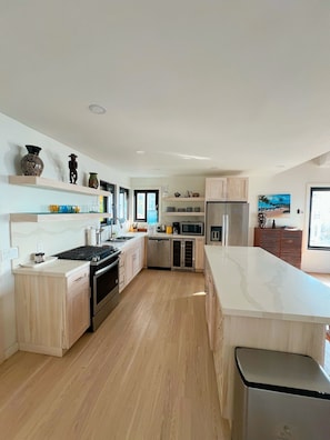 Villa Deluxe, 3 habitaciones, vistas al mar | Cocina privada | Frigorífico grande, microondas, placa de cocina y utensilios de cocina