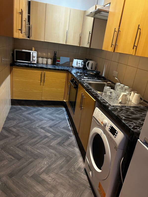 House, 4 Bedrooms, Smoking, Garden View | Private kitchen