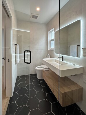 Een douche, een haardroger, een bidet, handdoeken