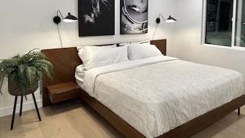 3 habitaciones, escritorio y tabla de planchar con plancha