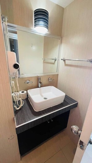 Bathroom - Ocean View Room #1202near The Clubs (Cancún)
