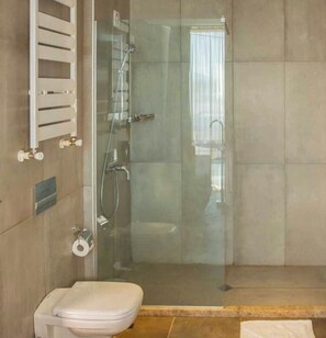 تجهيزات دش، مجففات شعر، مناشف، صابون