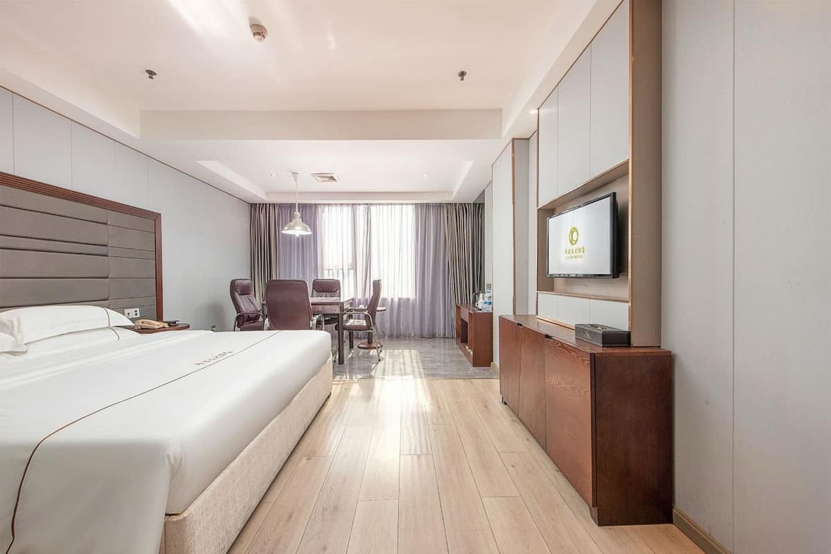 Signature Double Room, City View | 1 bedroom, laptop workspace, soundproofing, iron/ironing board