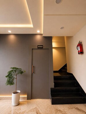 Shower, free toiletries, towels, soap - Hotel Majestic Heights (Agra)