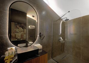 Superior Double Room | Bathroom | Free toiletries, hair dryer, slippers, towels - Florya Grand Hotel (Ankara)