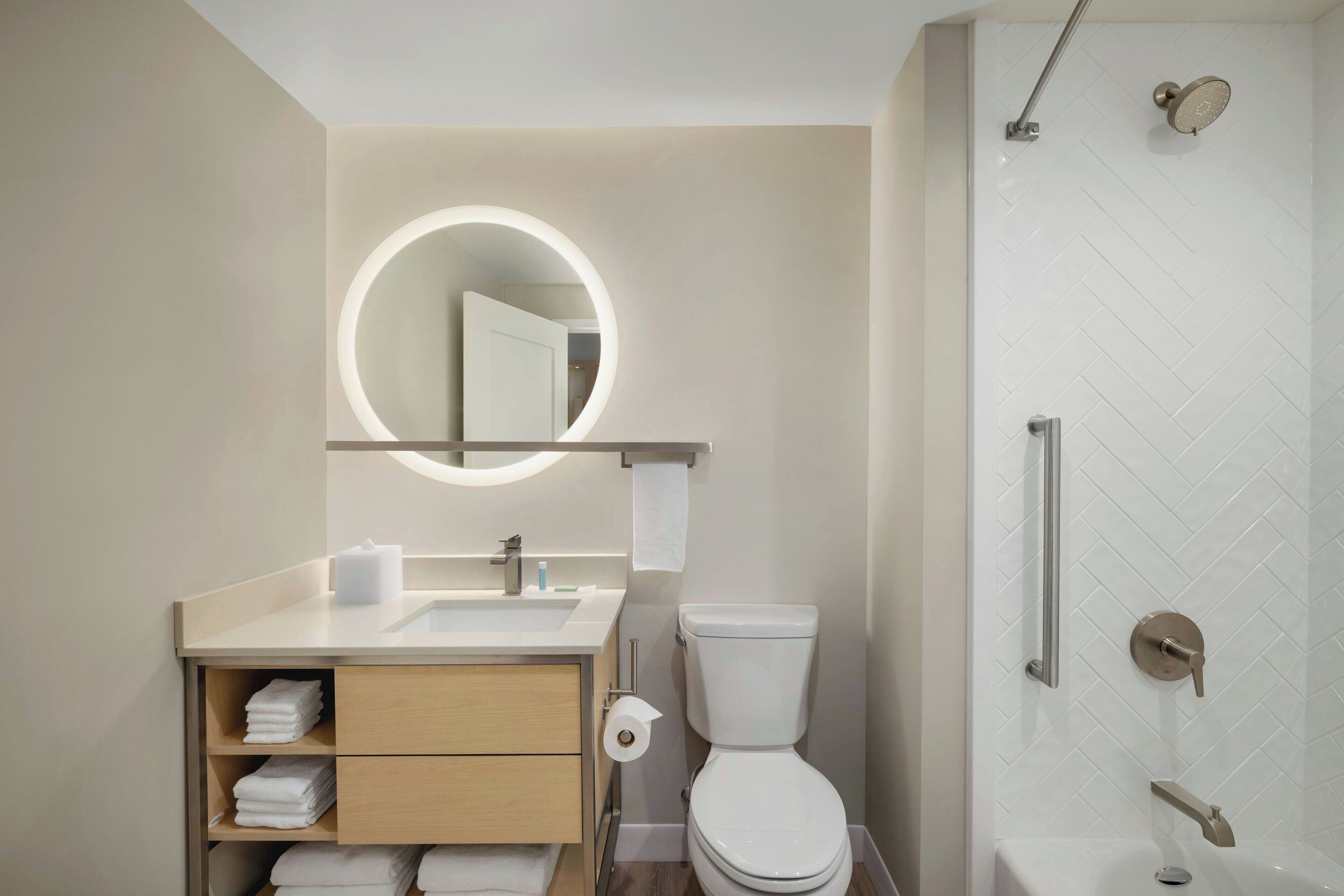 Un baño moderno con inodoro, lavabo y ducha.