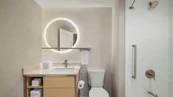 Un baño moderno con inodoro, lavabo y ducha.