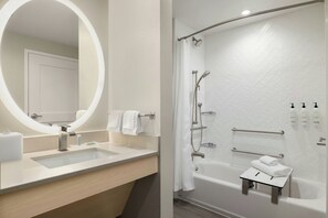 Συνδυασμό ντουζιέρας-μπανιέρας, πετσέτες, Σαπούνι, Σαμπουάν