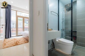 Luxury Room, City View | Bathroom