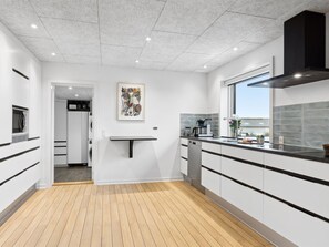 Kühlschrank, Mikrowelle, Geschirrspüler, Kochgeschirr/Geschirr/Besteck