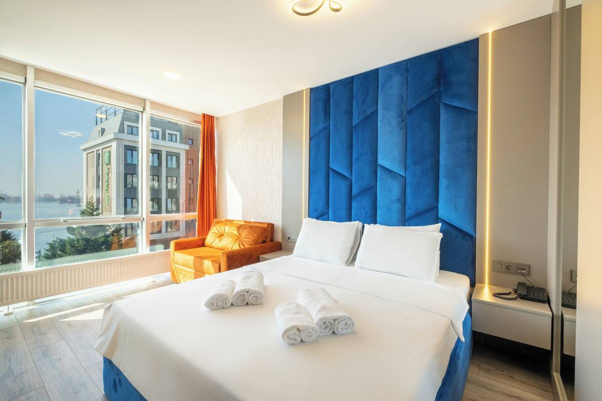 Standard Double Room, Sea View | Bathroom | Combined shower/bathtub, hair dryer, slippers, towels