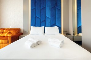 Schreibtisch, laptopgeeigneter Arbeitsplatz, schallisolierte Zimmer