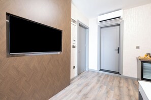 Een bureau, een laptopwerkplek, geluiddichte muren