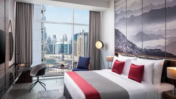 Minibar, caja de seguridad en la habitación y escritorio