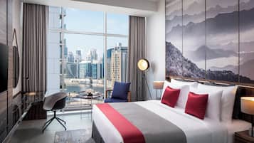 Tallelokero huoneessa, työpöytä, pimennysverhot, äänieristys