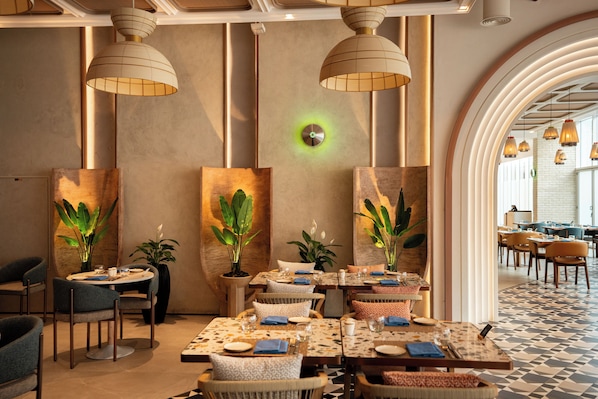 S'hi serveixen esmorzars, dinars, sopars i plats de cuina italiana