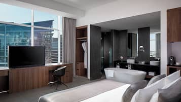 Minibar, coffres-forts dans les chambres, bureau, rideaux occultants