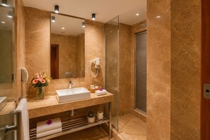 Shower, free toiletries, hair dryer, towels - The Way Hotel (Istanbul)