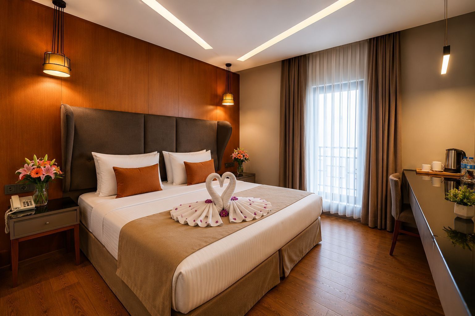 Une chambre d’hôtel avec un grand lit, des murs lambrissés, un bureau avec une machine à café et une vue sur l’extérieur.