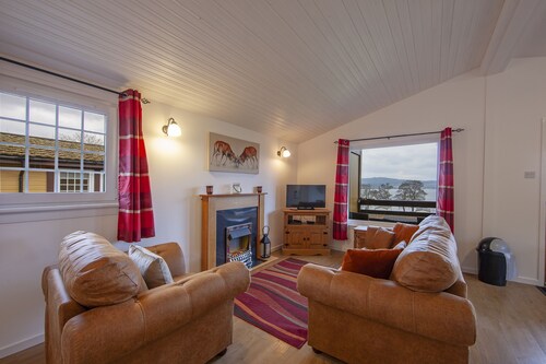 Cosy Highland Lodge with Loch View - Ash Tree