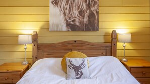 A bed with white bedding, a wooden headboard, and two bedside lamps. - Birch Tree Lodge - sleeps 4 guests in 2 bedrooms (Appin)