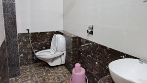 標準雙人房 | 浴室 | 淋浴設備、免費梳洗用品、番梘、洗頭水