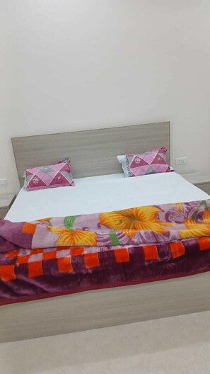 Standard Double Room | Free WiFi - HK Jaiswal Sabha Kumbh Guest House (Prayagraj)