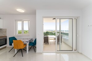 Appartement, plusieurs chambres, balcon, vue jardin | Intérieur