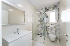 Apartment, Multiple Bedrooms, Balcony, Garden View | Bathroom