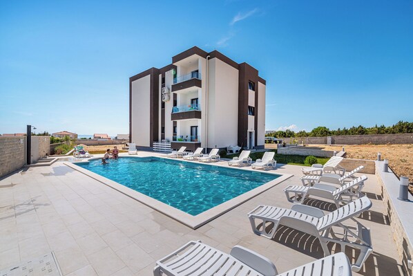 Appartement, plusieurs chambres, balcon, vue jardin | Piscine | Piscine extérieure