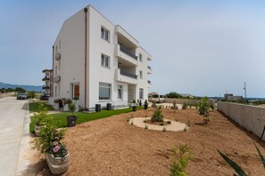 Leilighet, flere soverom, balkong, hageutsikt | Eksteriør