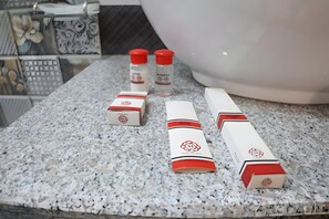Een douche, badjassen, pantoffels, handdoeken