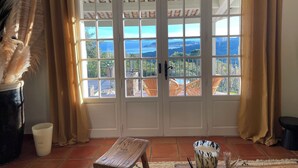 A room with a large bay window overlooking a scenic landscape. - Pura Vida, 5-bedroom villa with sea view  (La Croix-Valmer)