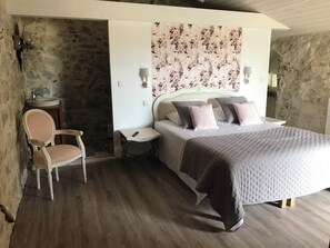 6 Schlafzimmer, Schreibtisch, Bügeleisen/Bügelbrett, kostenloses WLAN