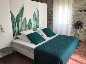 6 bedrooms, desk, iron/ironing board, free WiFi