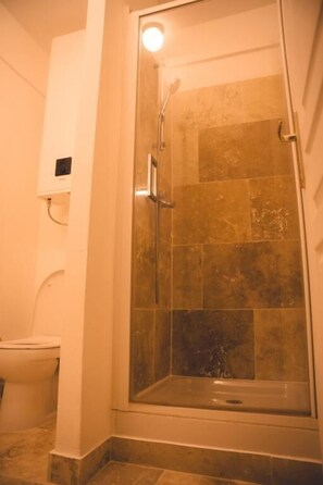 Douche, sèche-cheveux