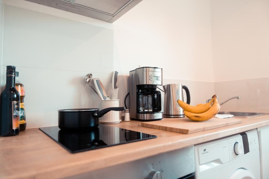 Een koelkast, een microgolfoven, een oven, een kookplaat