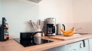Een koelkast, een microgolfoven, een oven, een kookplaat