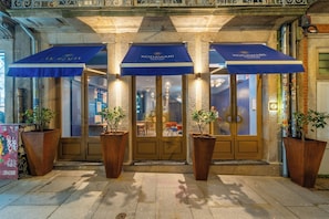 Front of property - Hotel Kodawari Flores - By Kodawari Residences  (Porto)