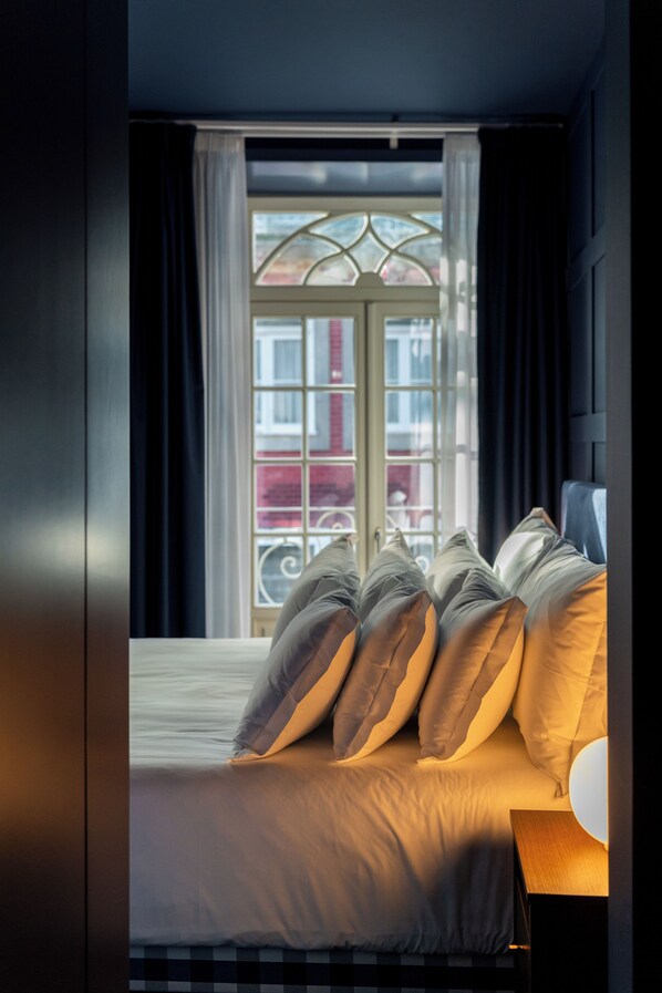 Hästens Suite | Premium bedding, Select Comfort beds, in-room safe, desk - Hotel Kodawari Residences Flores (Porto)