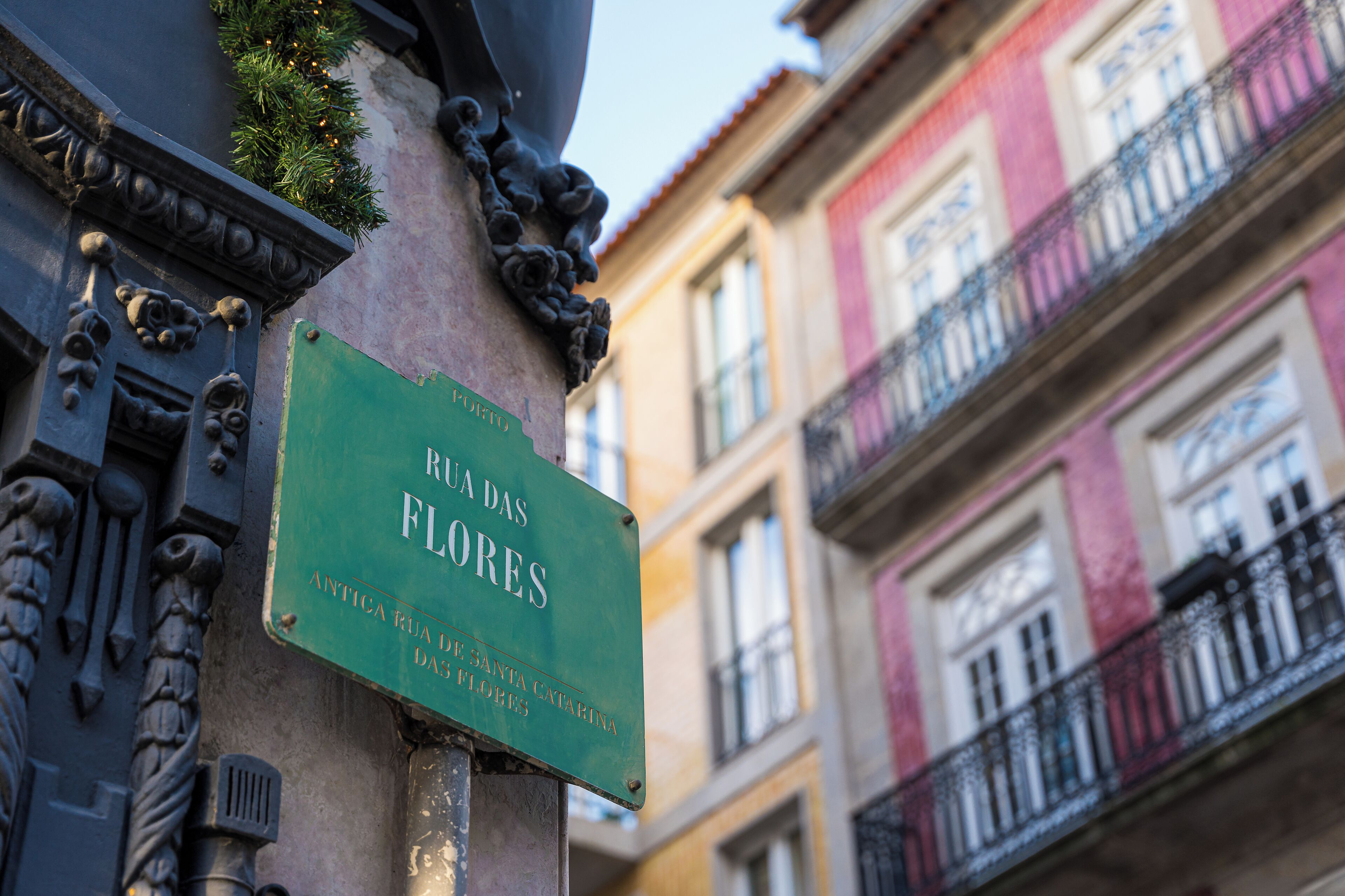 Ein Straßenschild mit der Aufschrift 'Rua das Flores' und 'Antica Rua de Santa Catarina', das auf eine historische Straße hinweist.